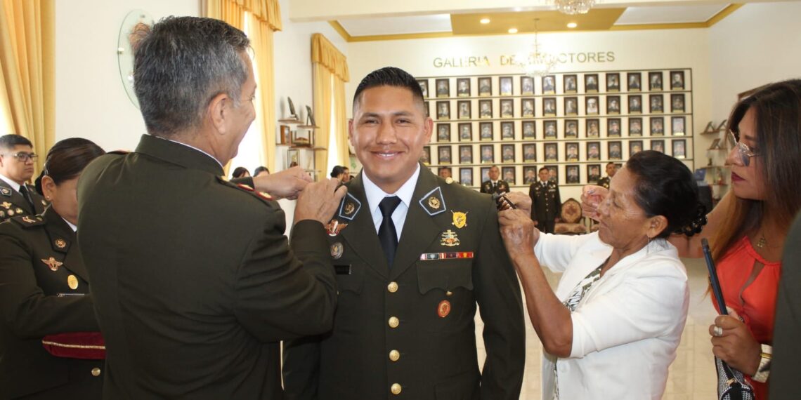 En reconocimiento por haber alcanzado el grado inmediato superior, la Escuela Superior de Guerra del Ejército – Escuela de Postgrado, realizó la tradicional ceremonia de imposición de galones al personal militar ascendido con fecha 01 de enero del 2024.