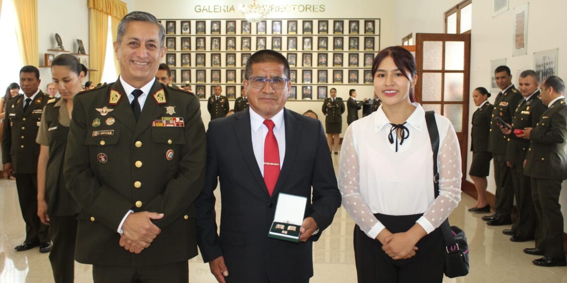 En reconocimiento por haber alcanzado el grado inmediato superior, la Escuela Superior de Guerra del Ejército – Escuela de Postgrado, realizó la tradicional ceremonia de imposición de galones al personal militar ascendido con fecha 01 de enero del 2024.