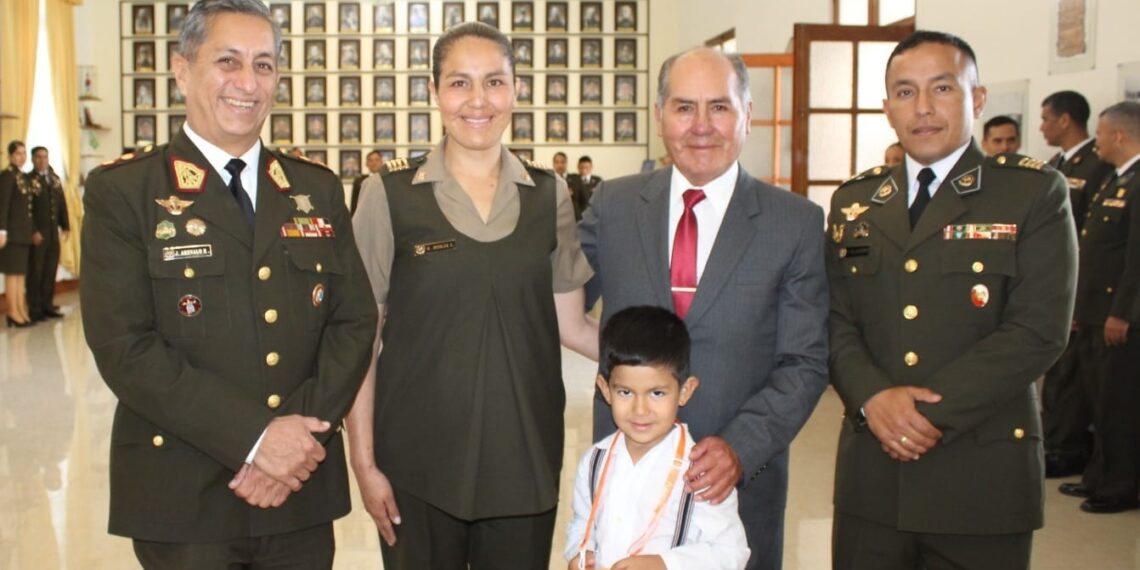 En reconocimiento por haber alcanzado el grado inmediato superior, la Escuela Superior de Guerra del Ejército – Escuela de Postgrado, realizó la tradicional ceremonia de imposición de galones al personal militar ascendido con fecha 01 de enero del 2024.