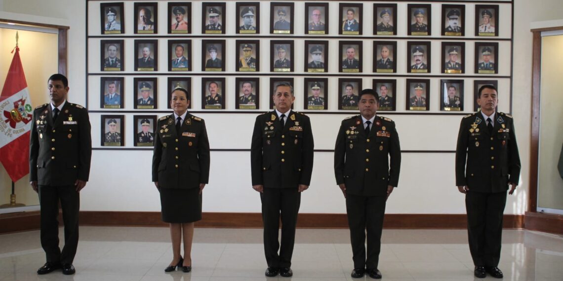 La Escuela Superior de Guerra del Ejército – Escuela de Postgrado(ESGE-EPG), este último jueves 28 de diciembre, en la sala de honor de esta casa de estudios, realizó la ceremonia de entrega de divisas, acto que simboliza el reconocimiento al personal de oficiales, quienes fueron designados a la noble labor de la investigación y enseñanza durante el segundo semestre del presente año.