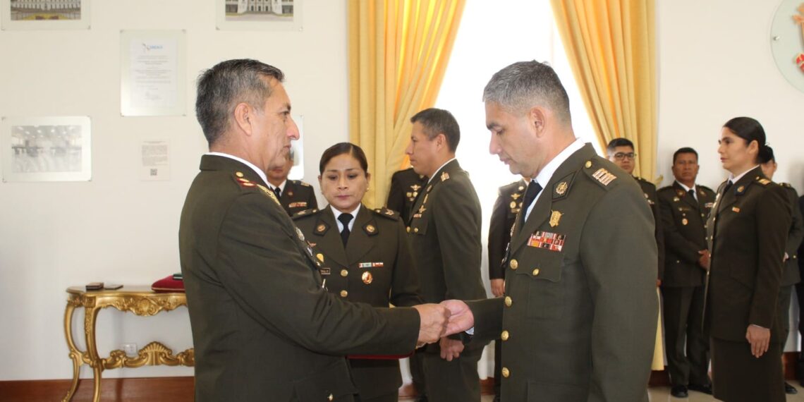 La Escuela Superior de Guerra del Ejército – Escuela de Postgrado(ESGE-EPG), este último jueves 28 de diciembre, en la sala de honor de esta casa de estudios, realizó la ceremonia de entrega de divisas, acto que simboliza el reconocimiento al personal de oficiales, quienes fueron designados a la noble labor de la investigación y enseñanza durante el segundo semestre del presente año.