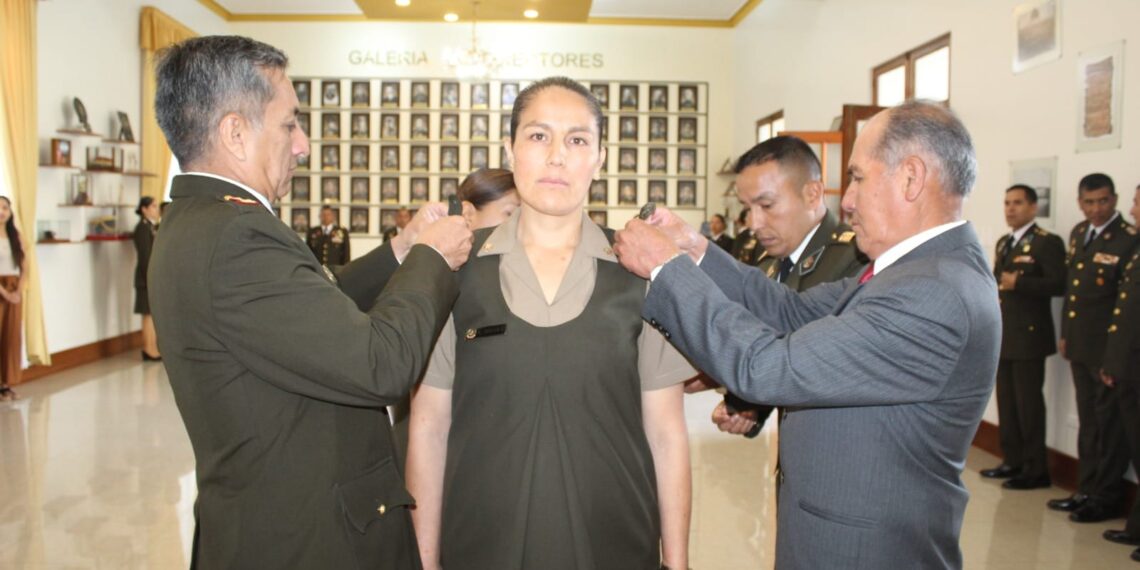 En reconocimiento por haber alcanzado el grado inmediato superior, la Escuela Superior de Guerra del Ejército – Escuela de Postgrado, realizó la tradicional ceremonia de imposición de galones al personal militar ascendido con fecha 01 de enero del 2024.