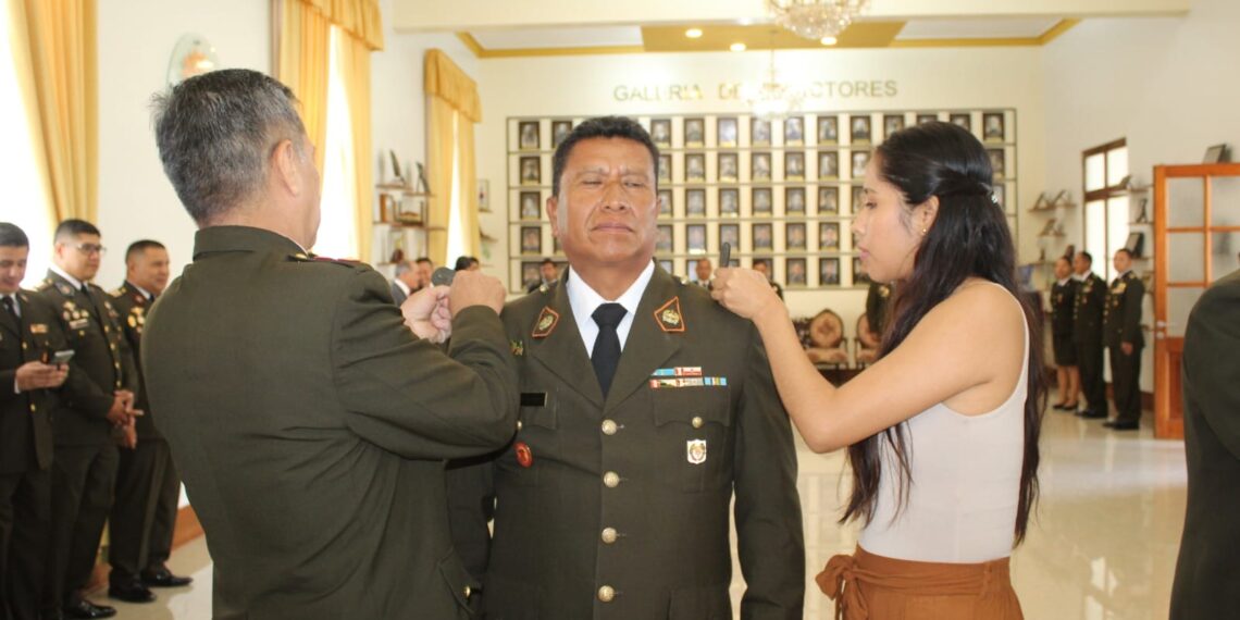 En reconocimiento por haber alcanzado el grado inmediato superior, la Escuela Superior de Guerra del Ejército – Escuela de Postgrado, realizó la tradicional ceremonia de imposición de galones al personal militar ascendido con fecha 01 de enero del 2024.