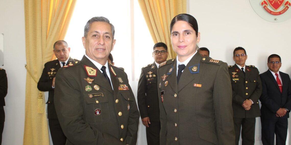 La Escuela Superior de Guerra del Ejército – Escuela de Postgrado(ESGE-EPG), este último jueves 28 de diciembre, en la sala de honor de esta casa de estudios, realizó la ceremonia de entrega de divisas, acto que simboliza el reconocimiento al personal de oficiales, quienes fueron designados a la noble labor de la investigación y enseñanza durante el segundo semestre del presente año.