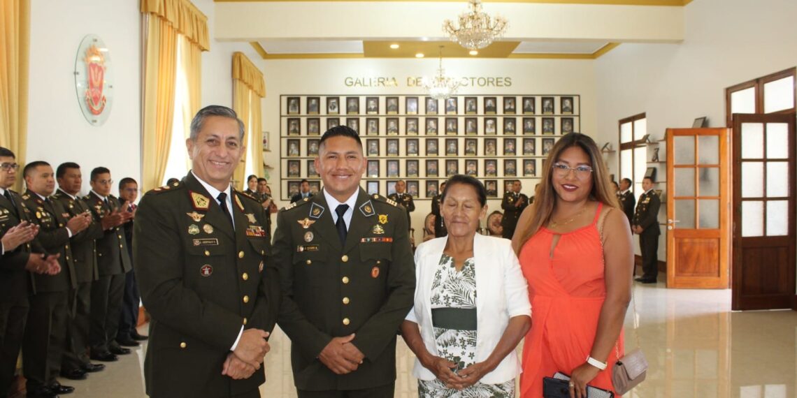 En reconocimiento por haber alcanzado el grado inmediato superior, la Escuela Superior de Guerra del Ejército – Escuela de Postgrado, realizó la tradicional ceremonia de imposición de galones al personal militar ascendido con fecha 01 de enero del 2024.