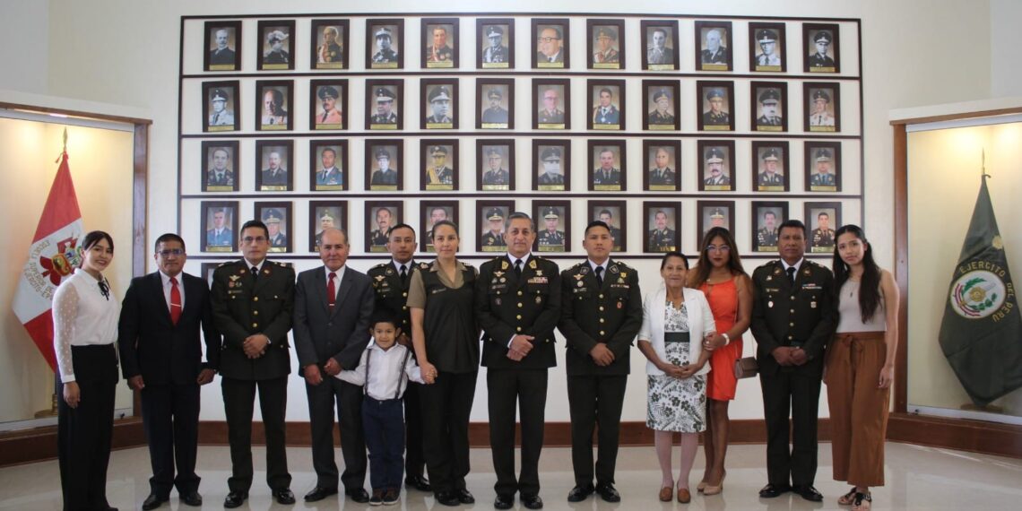 En reconocimiento por haber alcanzado el grado inmediato superior, la Escuela Superior de Guerra del Ejército – Escuela de Postgrado, realizó la tradicional ceremonia de imposición de galones al personal militar ascendido con fecha 01 de enero del 2024.
