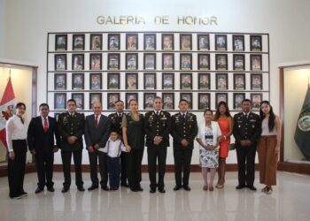 En reconocimiento por haber alcanzado el grado inmediato superior, la Escuela Superior de Guerra del Ejército – Escuela de Postgrado, realizó la tradicional ceremonia de imposición de galones al personal militar ascendido con fecha 01 de enero del 2024.