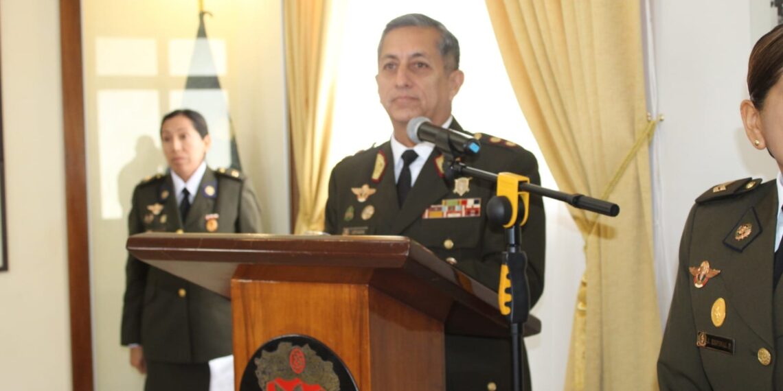 En reconocimiento por haber alcanzado el grado inmediato superior, la Escuela Superior de Guerra del Ejército – Escuela de Postgrado, realizó la tradicional ceremonia de imposición de galones al personal militar ascendido con fecha 01 de enero del 2024.