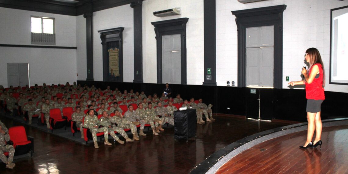 ESCUELA SUPERIOR DE GUERRA DEL EJÉRCITO BRINDA CHARLA SOBRE VIOLENCIA FAMILIAR Y PERSONAS VULNERABLES A LOS DIFERENTES PROGRAMAS DE LA ESGE – EPG.