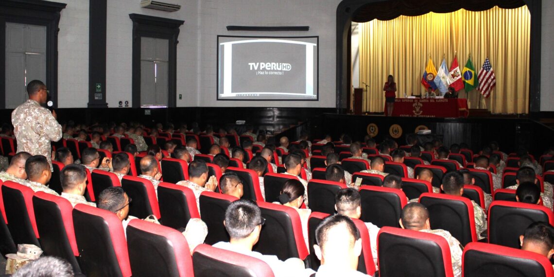 ESCUELA SUPERIOR DE GUERRA DEL EJÉRCITO BRINDA CHARLA SOBRE VIOLENCIA FAMILIAR Y PERSONAS VULNERABLES A LOS DIFERENTES PROGRAMAS DE LA ESGE – EPG.