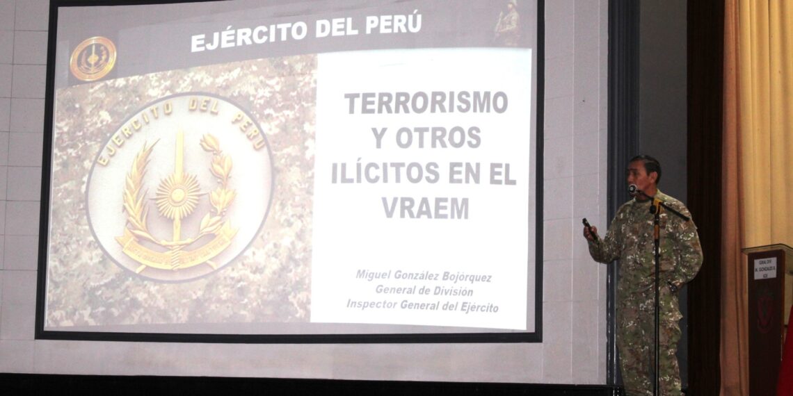 CONFERENCIA MAGISTRAL “TERRORISMO Y OTROS ILÍCITOS EN EL VRAEM” A CARGO DEL SEÑOR GENERAL DE DIVISIÓN MIGUEL GONZALES BOJÓRQUEZ, INSPECTOR GENERAL DEL EJÉRCITO