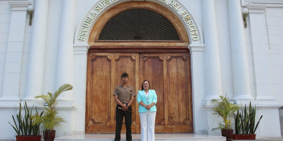 INVITACIÓN AL IZAMIENTO DEL PABELLÓN NACIONAL A LA SRA LICENCIADA JESSICA VARGAS GÓMEZ ALCALDESA DEL DISTRITO DE BARRANCO EN LAS INSTALACIONES DE LA ESCUELA SUPERIOR DE GUERRA DEL EJÉRCITO. – EPG