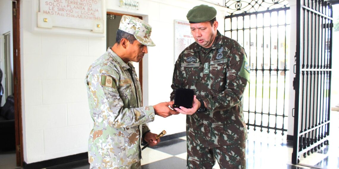 VISITA PROTOCOLAR DEL SR CRL FABIO LINHARES MARQUES DA CRUZ, AGREGADO DE LA REPÚBLICA FEDERATIVA DE BRASIL A LA ESCUELA SUPERIOR DE GUERRA DEL EJÉRCITO- EPG