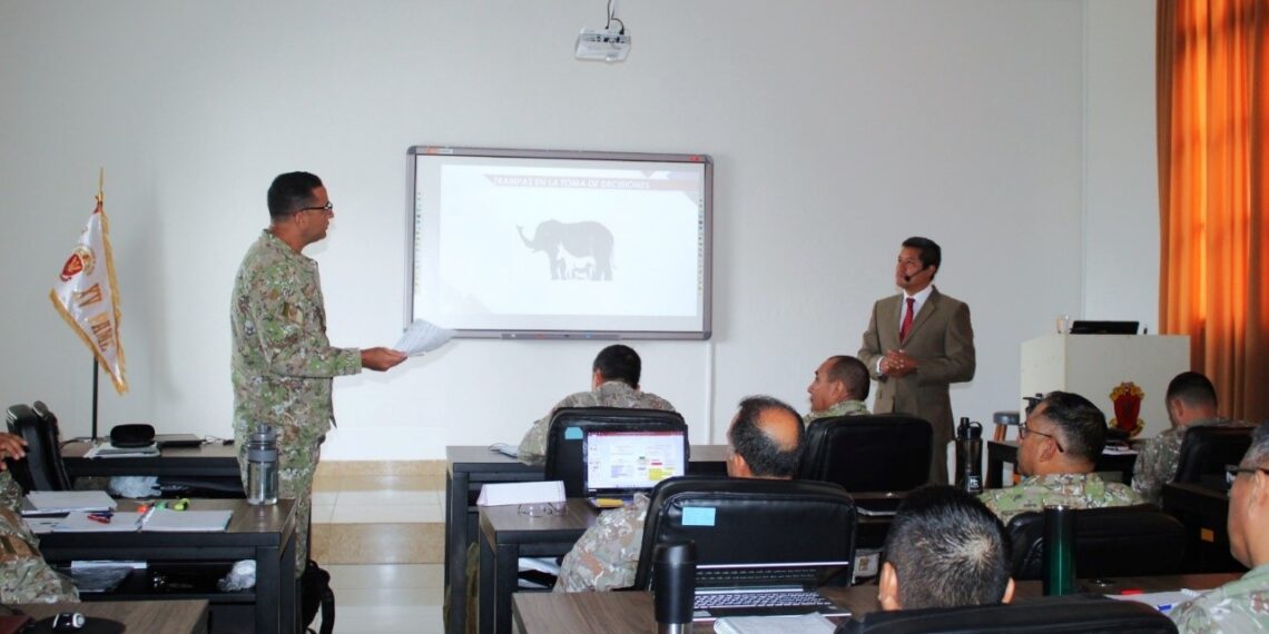 CONFERENCIA MAGISTRAL “PENSAMIENTO CRÍTICO” DIRIGIDO A LOS OFICIALES ALUMNOS DEL XV PROGRAMA DE ALTO MANDO