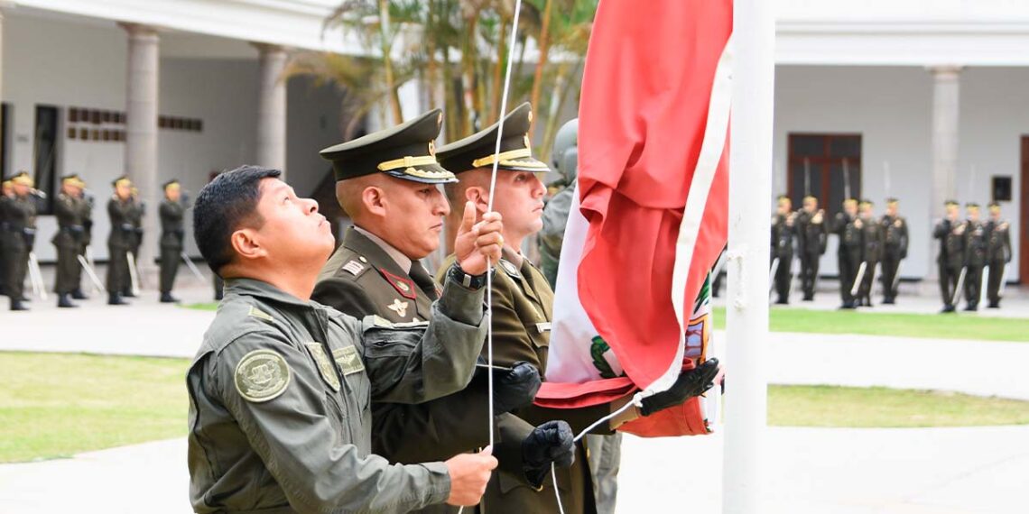 Izamiento del pabellón nacional por conmemorarse el quincuagésimo primer aniversario de la Aviación del Ejército