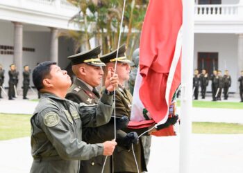Izamiento del pabellón nacional por conmemorarse el quincuagésimo primer aniversario de la Aviación del Ejército