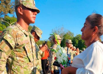 Entrega de armas al eprsonal de Tropa del Servicio Militar voluntario de la Escuela Superior de Guerra del Ejército – EPG