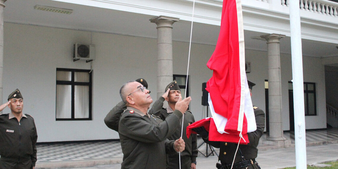 Ceremonia de izamiento del pabellón nacional en la Escuela Superior de Guerra del Ejército – EPG: Manifestación de gallardía y  disciplina