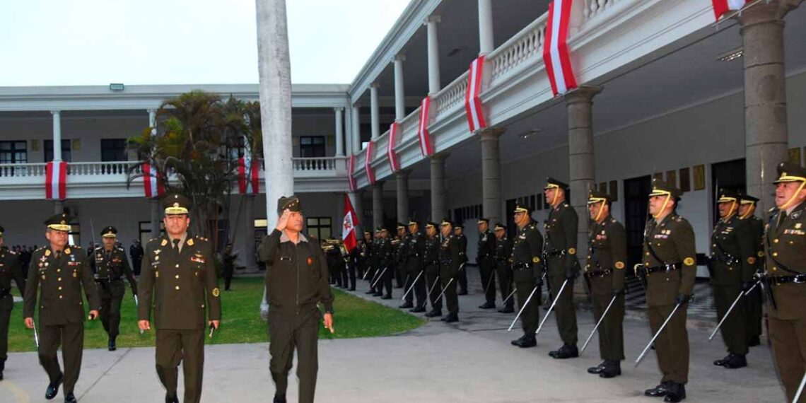 Ceremonia de izamiento del Pabellón Nacional por el 201° aniversario de la inmolación del Stte José Olaya Balandra y 65° aniversario de creación del Arma de Comunicaciones