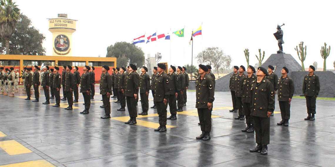 Forjando líderes en todos los niveles: Curso Monitor de Comandos. Ejemplo de liderazgo, valentía y honor