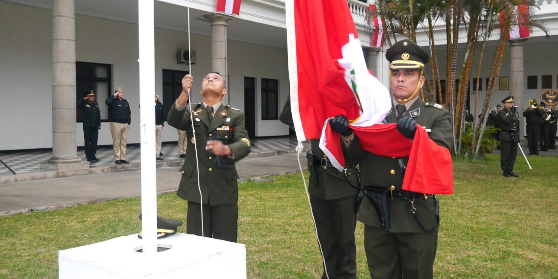 Ceremonia de izamiento del Pabellón Nacional por conmemorarse el Sexagésimo Quinto Aniversario de creación del Servicio de Material de Guerra