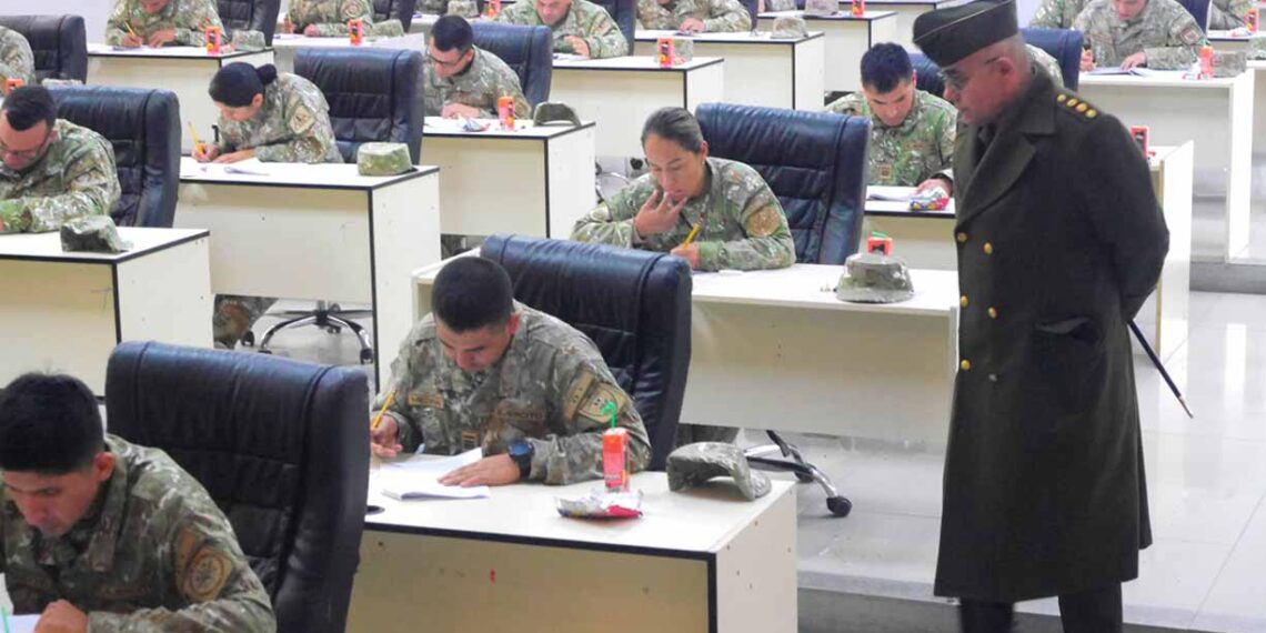 Postulantes a la XIV Maestría en Ciencias Militares rinden su examen de Conocimiento de Otras Armas y Servicios (COAS)