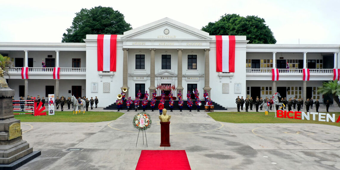 Ceremonia de izamiento del Pabellón Nacional por conmemorarse el bicentenario de la batalla de Junín y día del arma de Caballería