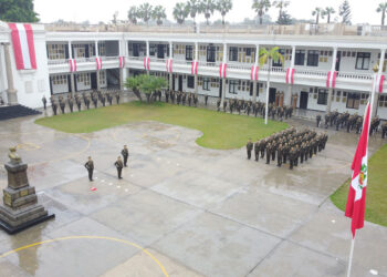 Ceremonia de izamiento del pabellón nacional en la Escuela Superior de Guerra del Ejército – EPG