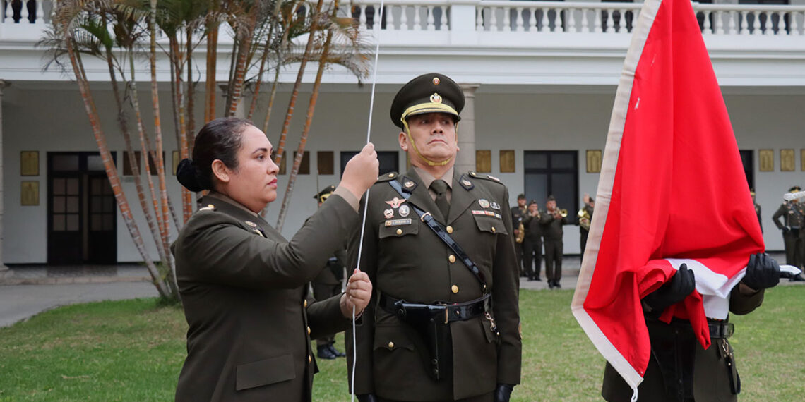Ceremonia de izamiento del Pabellón Naconal por el cuadragésimo séptimo aniversario del Servicio Jurídico del Ejército