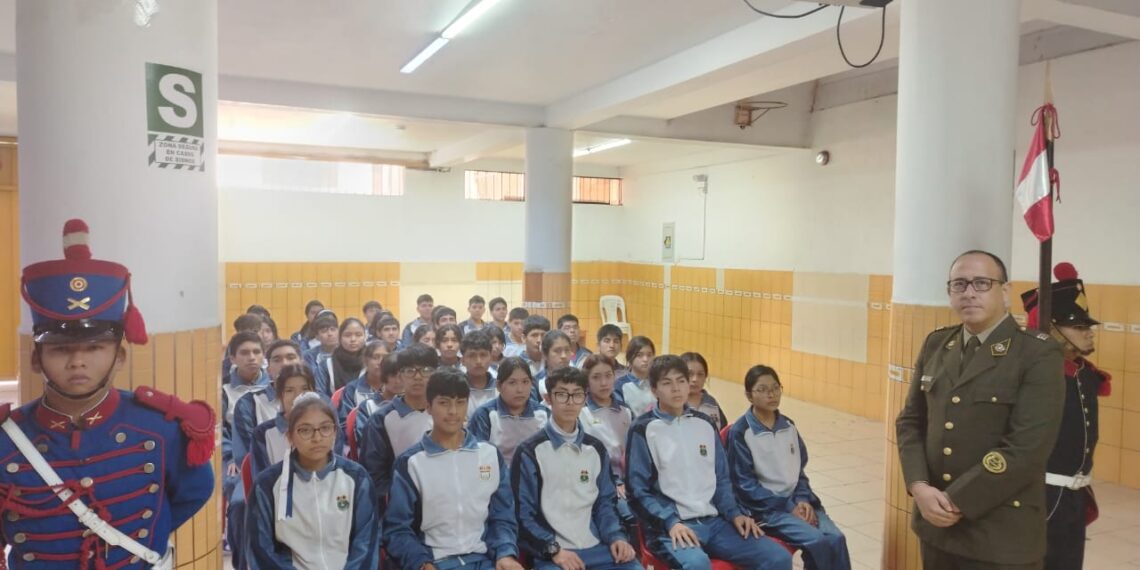 Recordando la Indepencdencia: Conferencia sobre el «Bicentenario de la Batalla de Junín y Ayacucho» en la IE Hérores del Pacífico