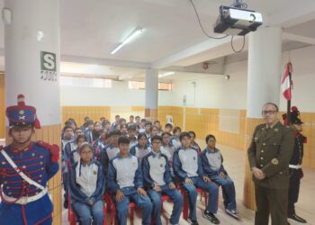 Recordando la Indepencdencia: Conferencia sobre el «Bicentenario de la Batalla de Junín y Ayacucho» en la IE Hérores del Pacífico