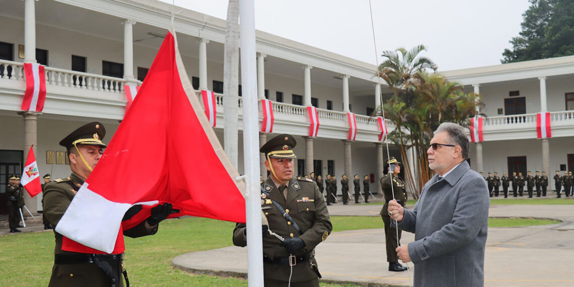 Unidos por la educación: Izamiento del pabellón Nacional en la Escuela Superior de Guerra del Ejército