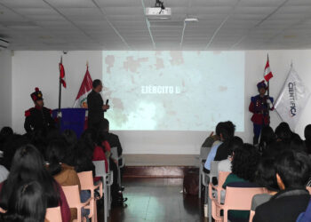 Conferencia sobre el Bicentenario de las Batallas de Junín y Ayacucho en a Universidad Científica del Sur