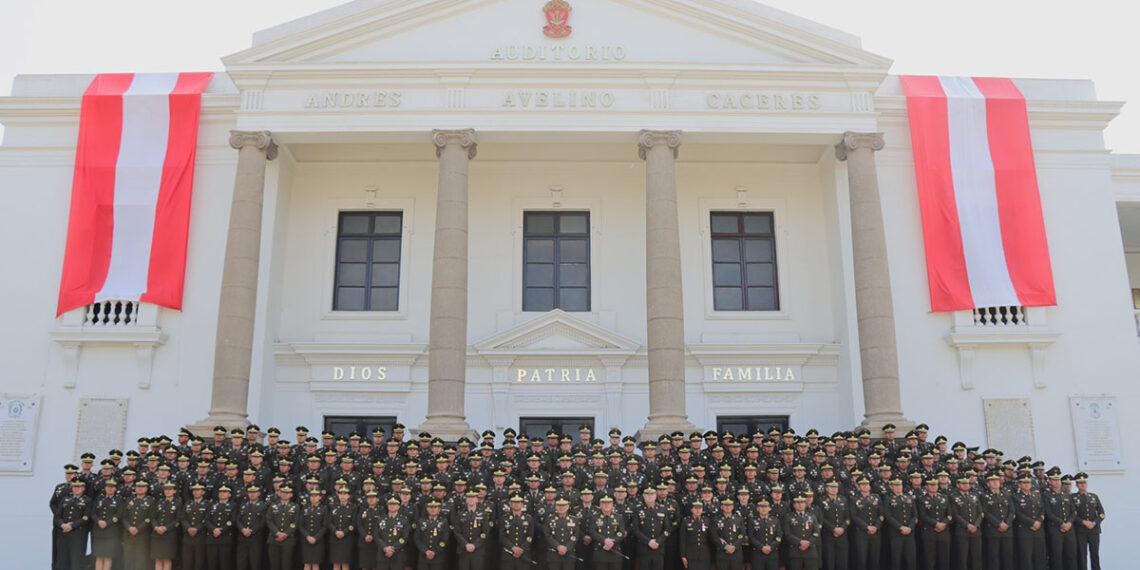 Celebrando el éxito: Clausura del Programa Básico de las Escuelas de Armas y Servicios