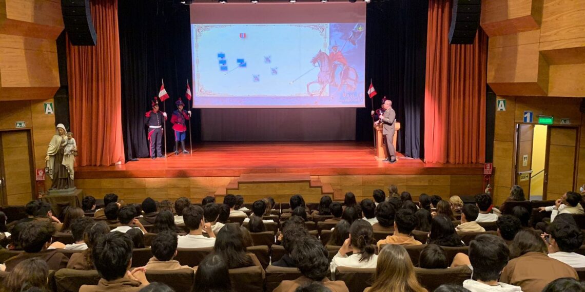 Conferencia sobre el Bicentenario de las Batallas de Junín y Ayacucho: Un análisis histórico en el Colegio Carmelitas