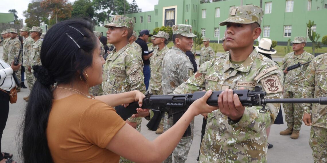 Entrega de armas al personal de troma del Servicio Militar Voluntario contingente de julio de 2024