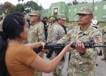 Entrega de armas al personal de troma del Servicio Militar Voluntario contingente de julio de 2024