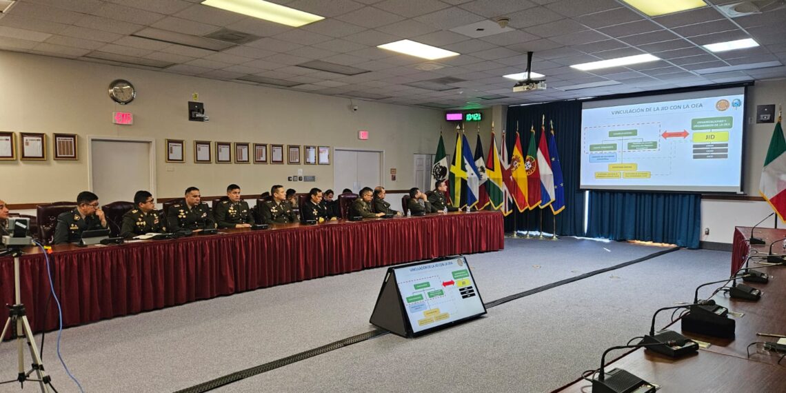 Conferencia en la Junta Interamericana de Defensa a cargo del Capitán de Navío Luciano Moraes