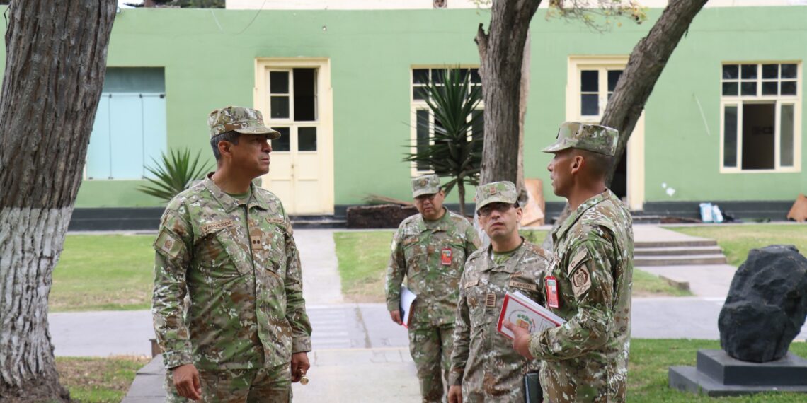 Verificación a las Escuelas de Artillería e Ingeniería por el General Juan Valverde Virhuez,Director de la ESGE – EPG