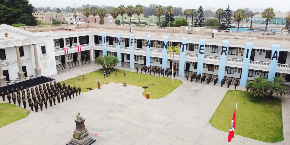 Izamiento del Pabellón Nacional en la ESGE-EPG en honor a la Batalla de Tarapacá y día del Arma de Infantería