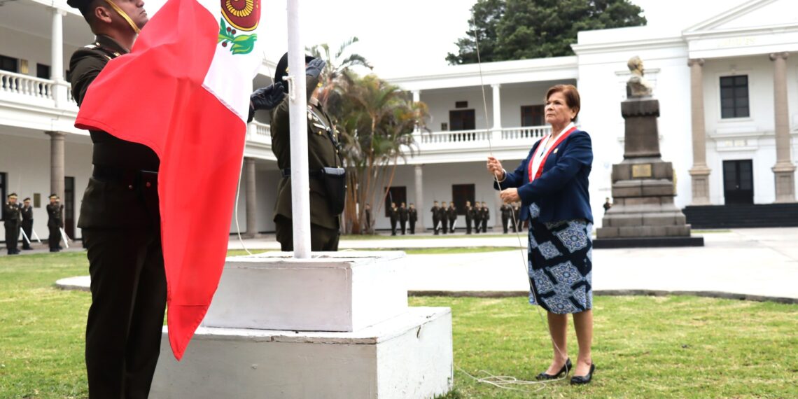 Ceremonia de izamiento del Pabellón Nacional con motivo de la visita de autoridades de la UNMSM