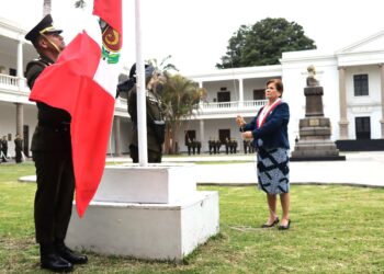 Ceremonia de izamiento del Pabellón Nacional con motivo de la visita de autoridades de la UNMSM