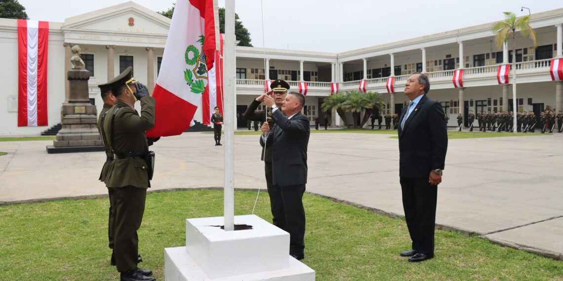 Ceremonia de izamiento por el día del Ejército del Perú y reconocimiento a destacados docentes