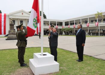 Ceremonia de izamiento por el día del Ejército del Perú y reconocimiento a destacados docentes