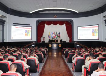 Conferencia sobre “Autoconocimiento y Pensamiento Crítico: Herramientas clave para el éxito profesional y personal”