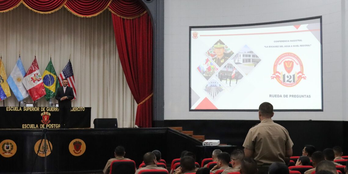 Dr. Jorge Gómez Reátegui, presidente de SEDAPAL, expone la crisis hídrica regional en conferencia sobre la escacez del agua