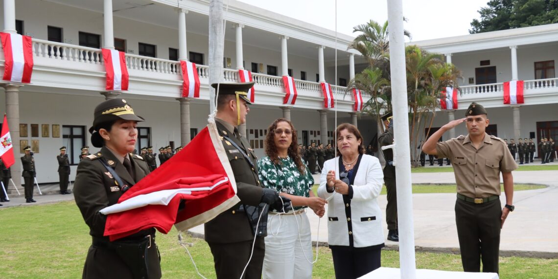 Ceremonia de izamiento del Pabellón Nacional con la participación de autoridades de la Comisión nacional de Evaluación, Acreditación y Certificación de la Calidad de la Educación Universitaria (CONEAU)