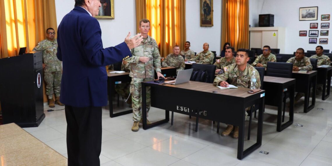 Reunión de coordinación entre oficiales del Ejército del Perú y de los Estados Unidos
