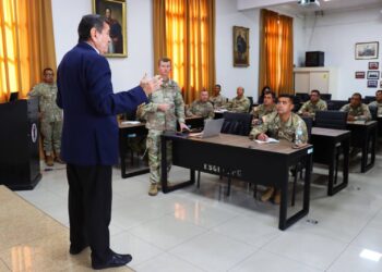 Reunión de coordinación entre oficiales del Ejército del Perú y de los Estados Unidos