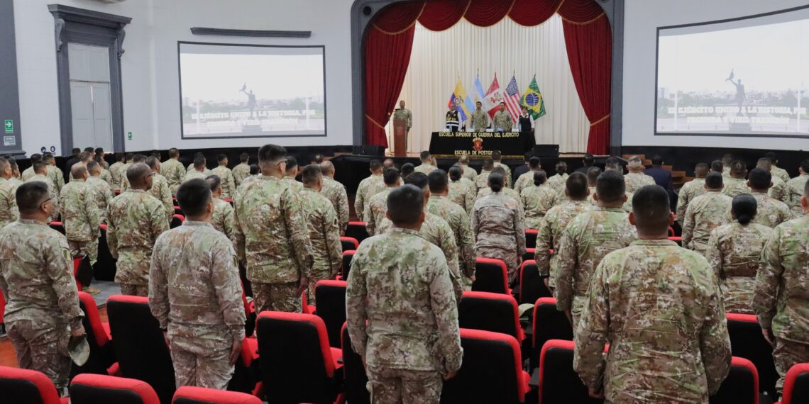 Izamiento del Pabellón Nacional con la participación de la SUNEDU